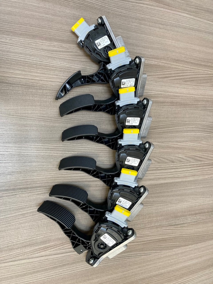 SENSORE POSIZIONE DEL PEDALE - MAN 81259706103 - HELLA 6PV 009 371-00 / 6PV 009 371-711 - Pedal por Camião: foto 5 SENSORE POSIZIONE DEL PEDALE - MAN 81259706103 - HELLA 6PV 009 371-00 / 6PV 009 371-711 - Pedal por Camião: foto 5
