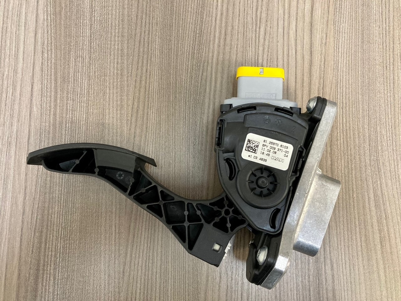 SENSORE POSIZIONE DEL PEDALE - MAN 81259706103 - HELLA 6PV 009 371-00 / 6PV 009 371-711 - Pedal por Camião: foto 2 SENSORE POSIZIONE DEL PEDALE - MAN 81259706103 - HELLA 6PV 009 371-00 / 6PV 009 371-711 - Pedal por Camião: foto 2