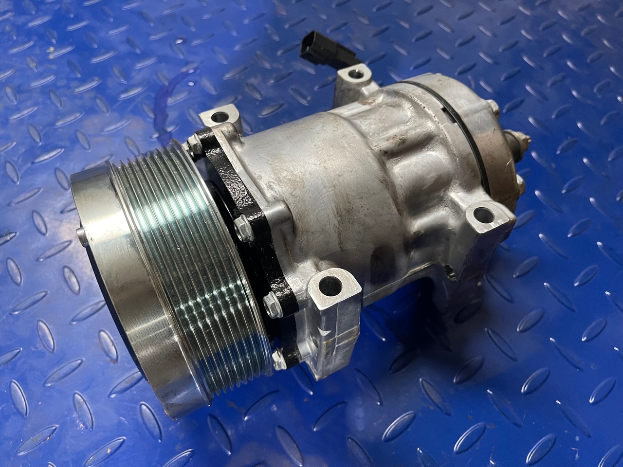CAT 320-1291 Clima compressor - Compressor de ar condicionado por Máquina de construção: foto 1 CAT 320-1291 Clima compressor - Compressor de ar condicionado por Máquina de construção: foto 1