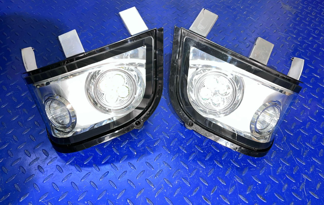HELLA Headlight Set 1KE996 600-05 / 06 - Farol dianteira: foto 1 HELLA Headlight Set 1KE996 600-05 / 06 - Farol dianteira: foto 1