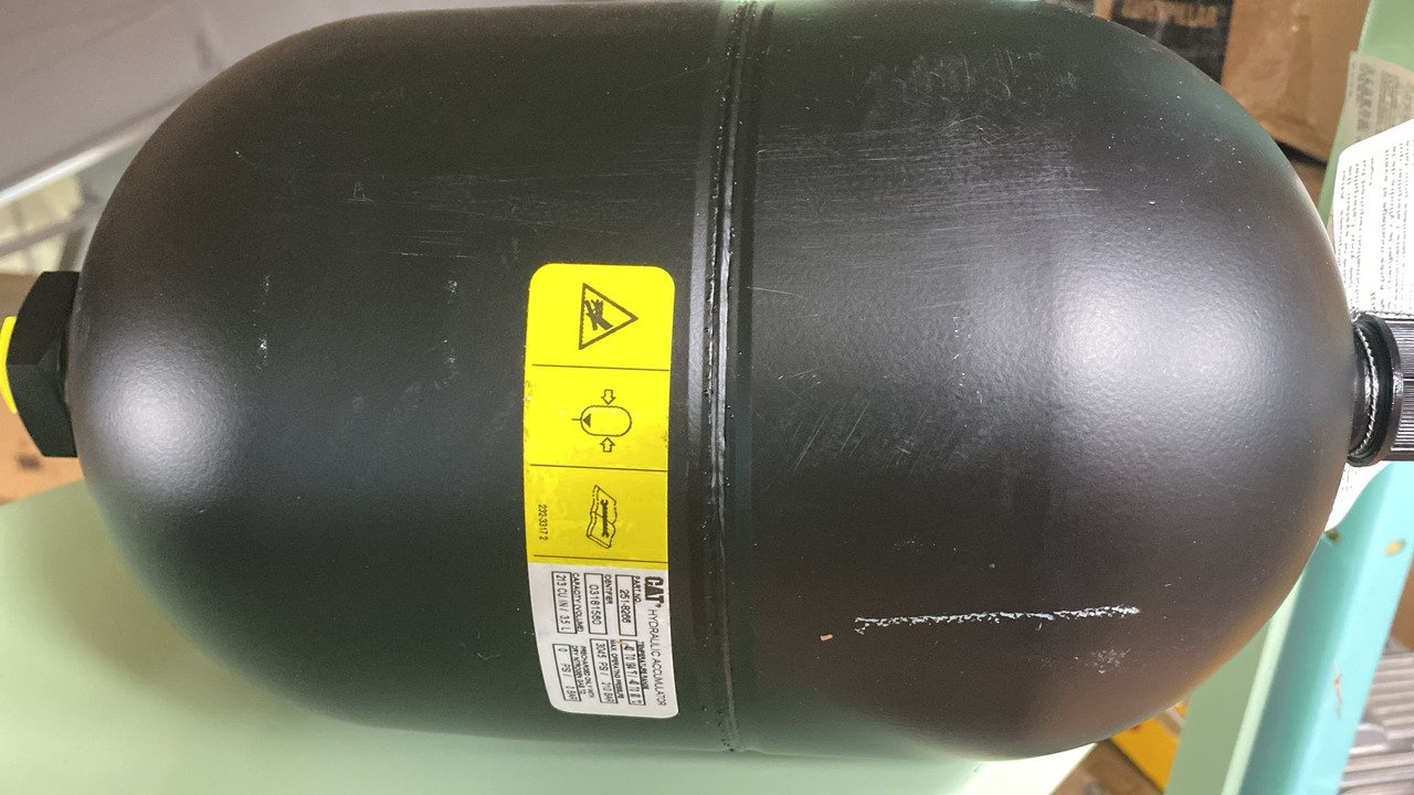 CATERPILLAR 251-8266: 3.45 Liter Compressed Nitrogen Gas Accumulator - Peça de reposição por Escavadeira: foto 1 CATERPILLAR 251-8266: 3.45 Liter Compressed Nitrogen Gas Accumulator - Peça de reposição por Escavadeira: foto 1