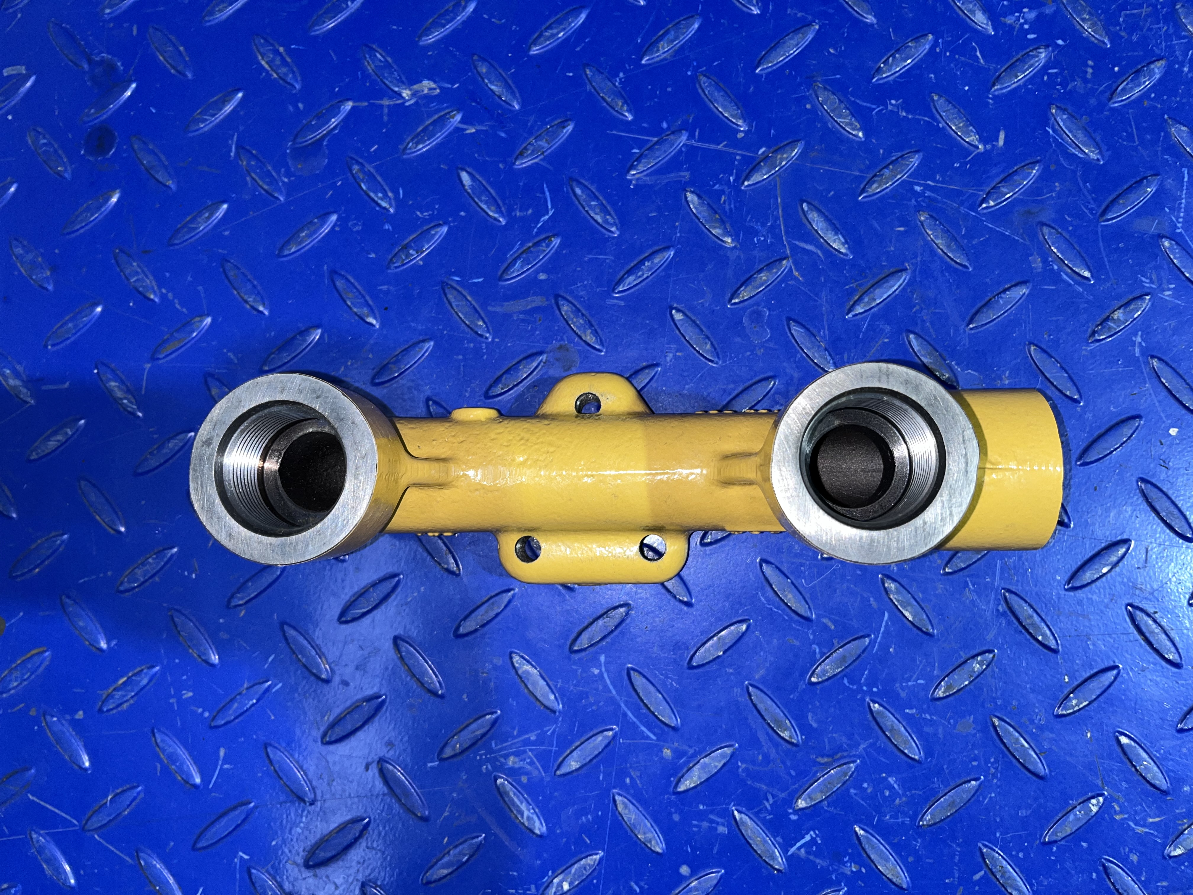 CATERPILLAR Manifold - Peça de reposição por Máquina de construção: foto 2 CATERPILLAR Manifold - Peça de reposição por Máquina de construção: foto 2