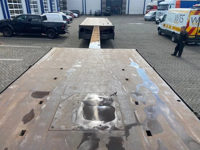 Floor robuuste vlakke oplegger ,uitschuifbaar, ,stuurassen, 20 mtr met stalen bodem/frame. kranenprofiel. - Semi-reboque plataforma/ Caixa aberta: foto 3 Floor robuuste vlakke oplegger ,uitschuifbaar, ,stuurassen, 20 mtr met stalen bodem/frame. kranenprofiel. - Semi-reboque plataforma/ Caixa aberta: foto 3