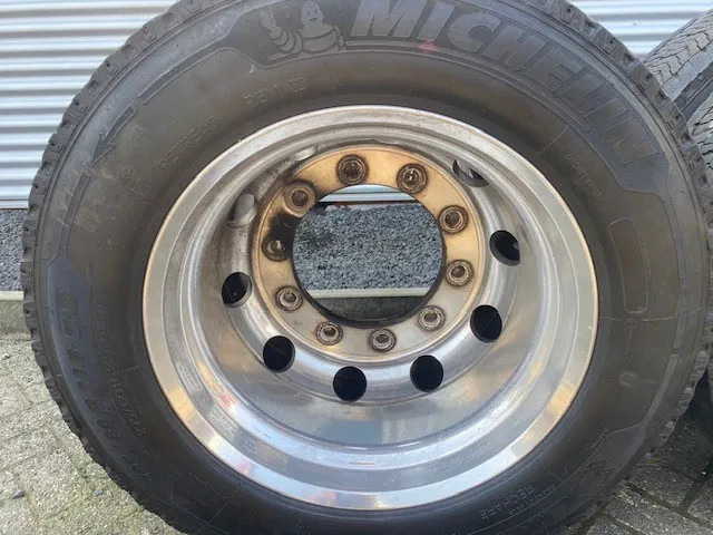 Michelin 355/50x22,5 - 2 stuks en 295/60x22,5 - 4 stuks - Pneu por Camião: foto 3 Michelin 355/50x22,5 - 2 stuks en 295/60x22,5 - 4 stuks - Pneu por Camião: foto 3